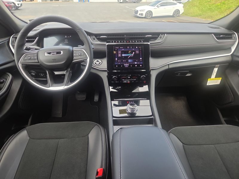 2025 Jeep Grand Cherokee Altitude photo 10