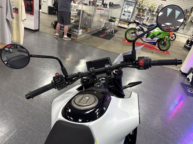 New 2024 Husqvarna VITPILEN 401 Image 15