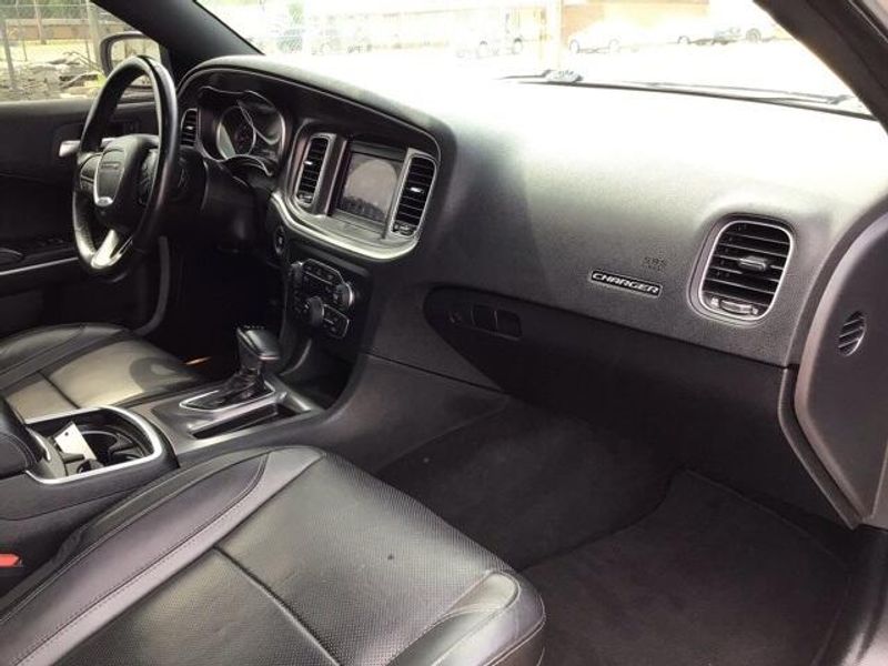 2019 Dodge Charger SXTImage 17