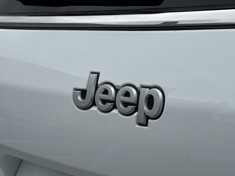New 2026 Jeep Grand Cherokee L Laredo 4x2