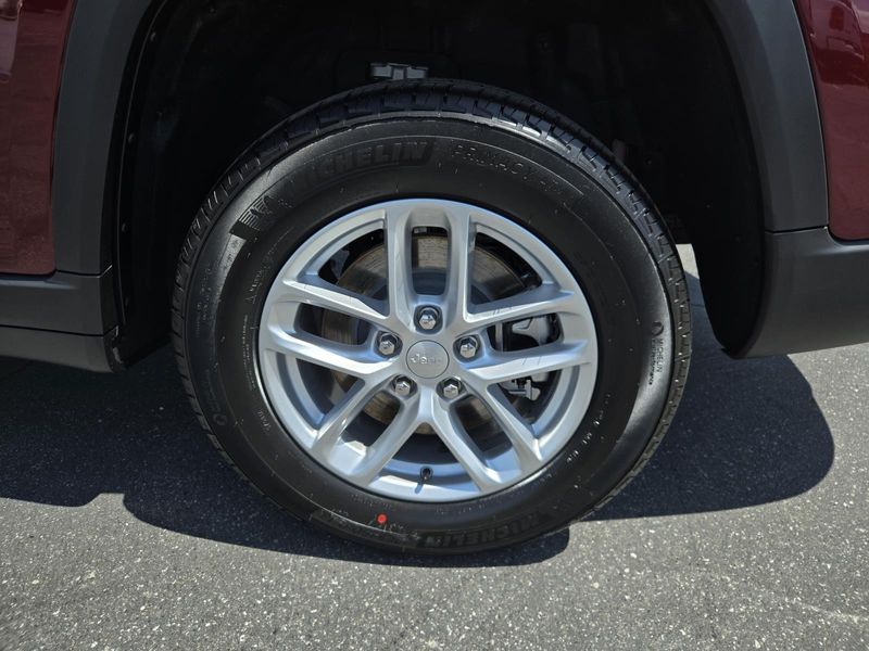 New 2026 Jeep Grand Cherokee L Laredo 4x2