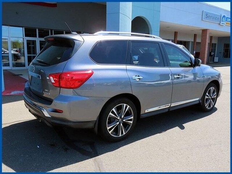 2017 Nissan Pathfinder PlatinumImage 7