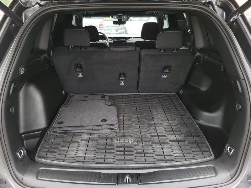 2025 Jeep Grand Cherokee LaredoImage 11