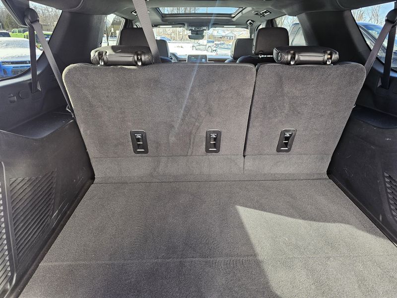 Used 2024 Chevrolet Suburban High CountryImage 8