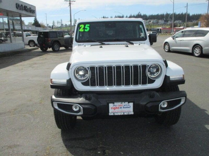 Used 2025 Jeep Wrangler SaharaImage 3