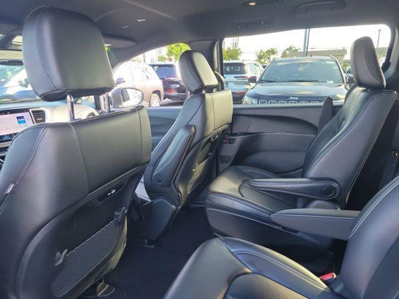 New 2023 Chrysler Pacifica Plug-in Hybrid Touring L