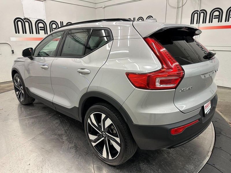 2023 Volvo XC40 B5 Plus Dark ThemeImage 14