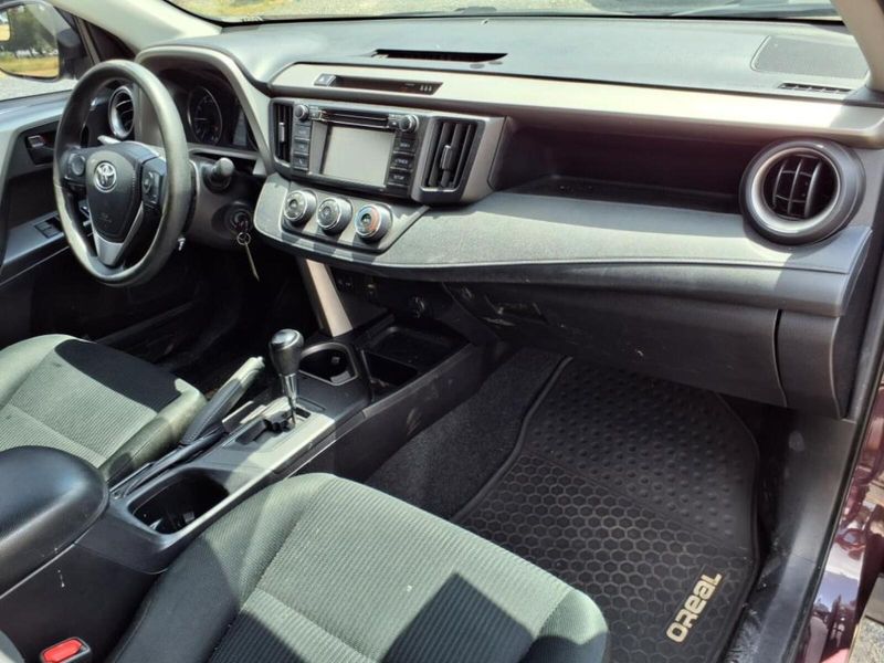 2018 Toyota RAV4 LE photo 5