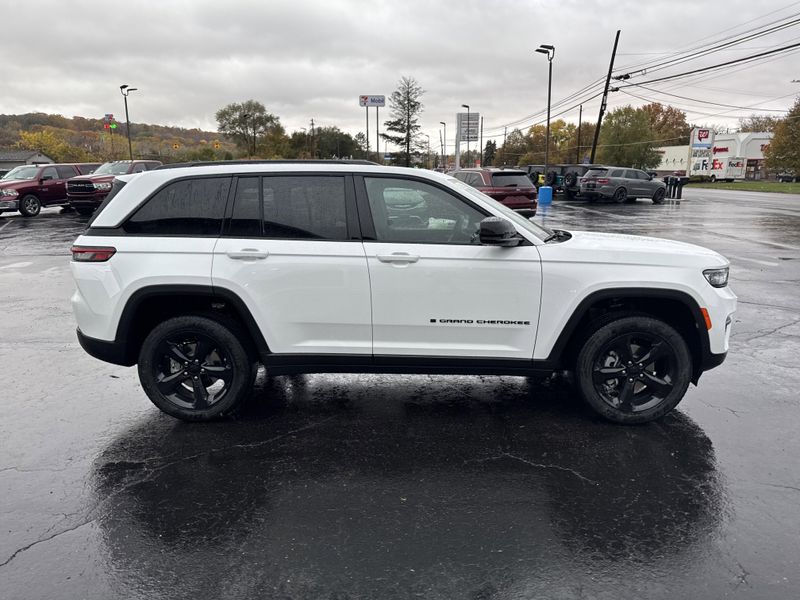 2025 Jeep Grand Cherokee Altitude photo 3