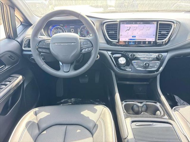 New 2027 Chrysler Pacifica Limited Awd