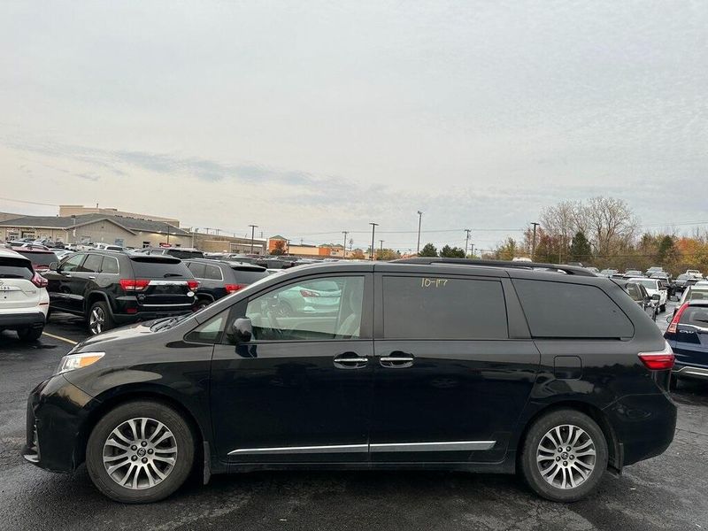 2020 Toyota Sienna XLEImage 8