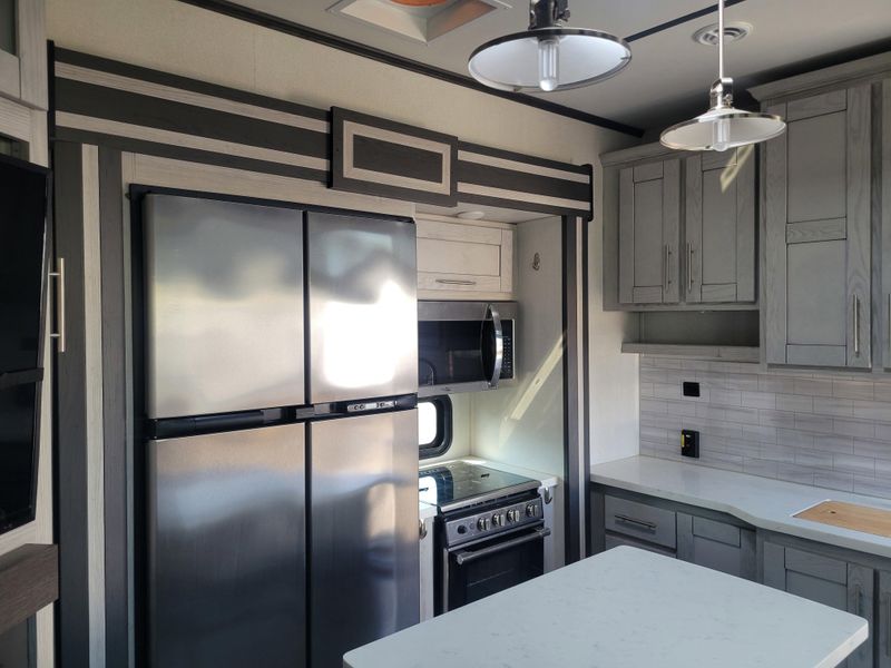 Used 2021 KEYSTONE RV FUZION 373 Image 14