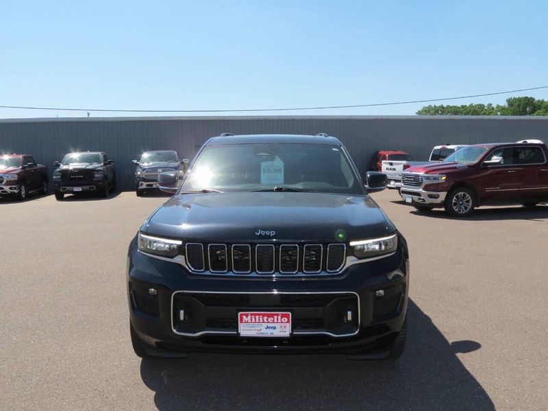 Used 2024 Jeep Grand Cherokee L Overland 4x4 4dr SUVImage 3