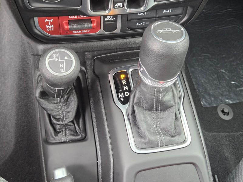 2025 Jeep Gladiator Willys photo 15