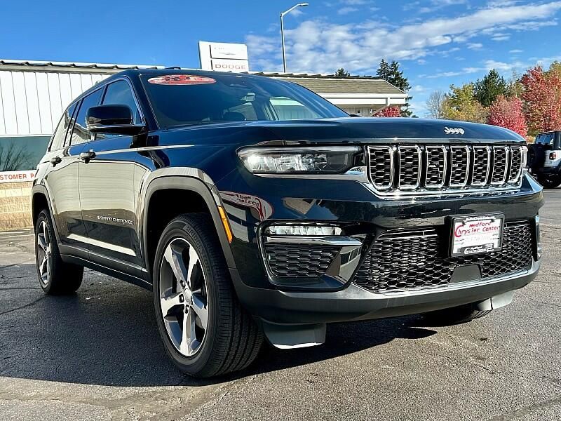 2025 Jeep Grand Cherokee Limited photo 3