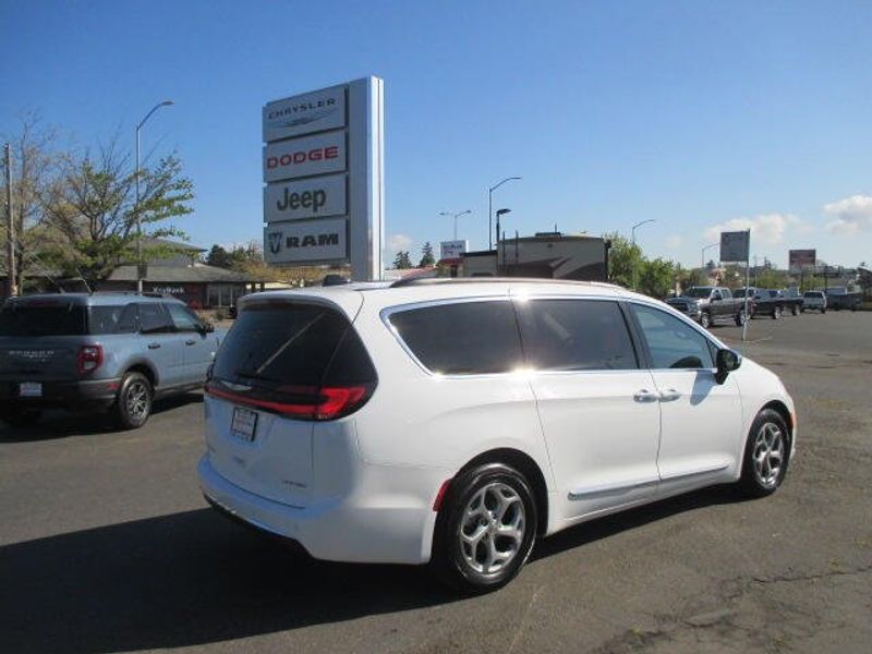 Used 2023 Chrysler Pacifica LimitedImage 7