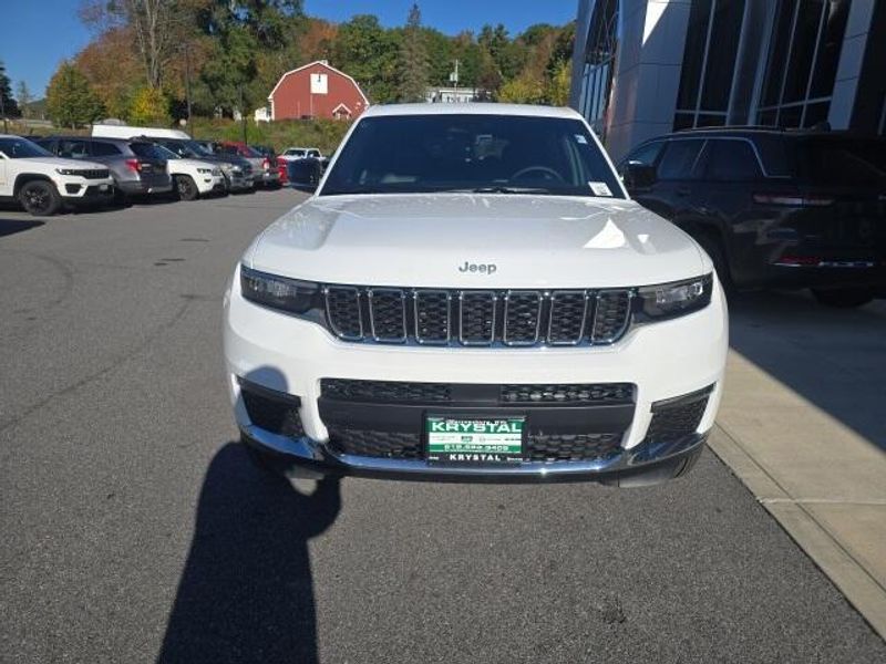 2025 Jeep Grand Cherokee Limited photo 2