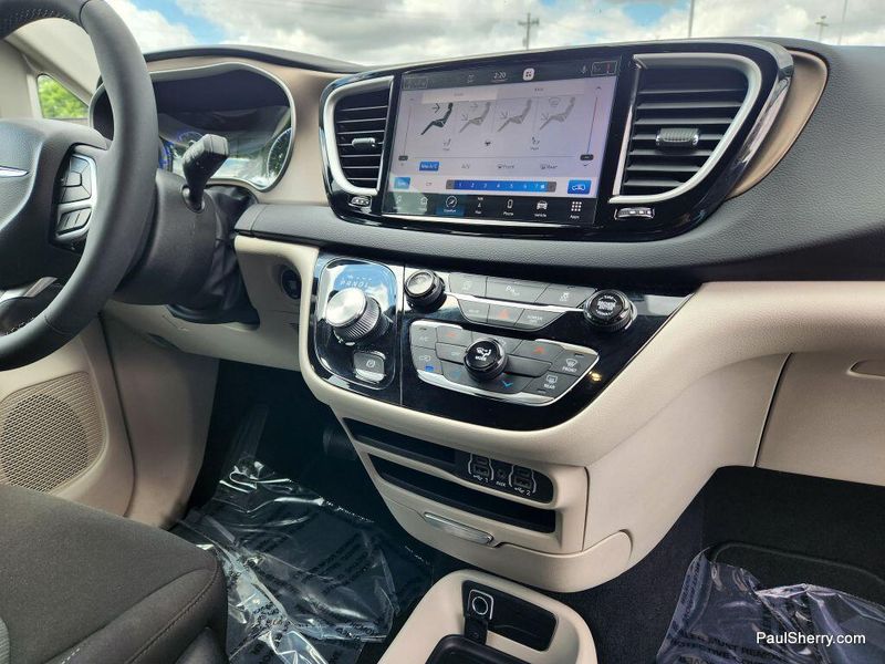Used 2022 Chrysler Voyager LXImage 43