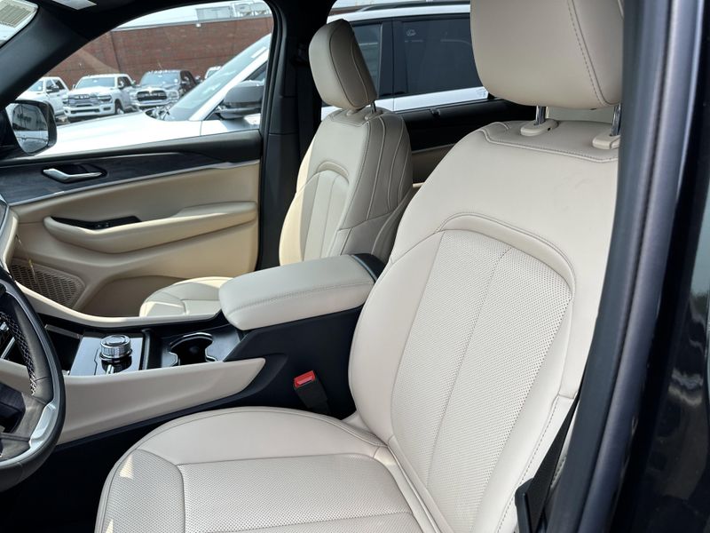 New 2025 Jeep Grand Cherokee L Limited 4x4Image 21