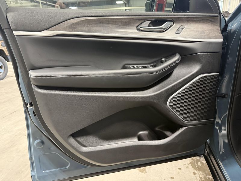 New 2026 Jeep Grand Cherokee L Limited 4x4Image 24