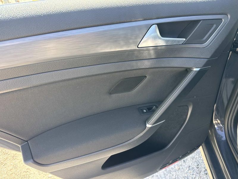Used 2018 Volkswagen e-Golf 4-Door SE