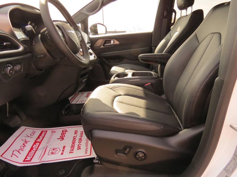 New 2026 Chrysler Pacifica SelectImage 9