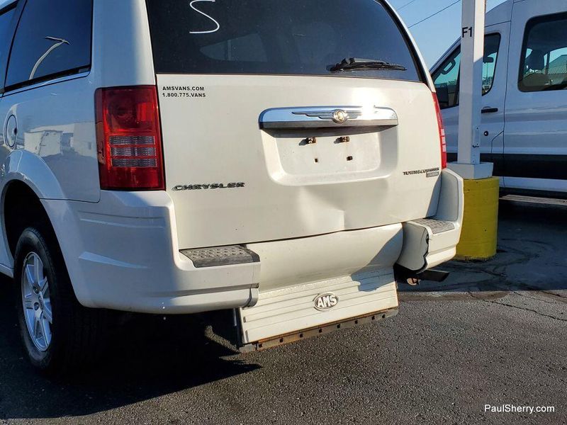 2010 Chrysler Town & Country Touring photo 4