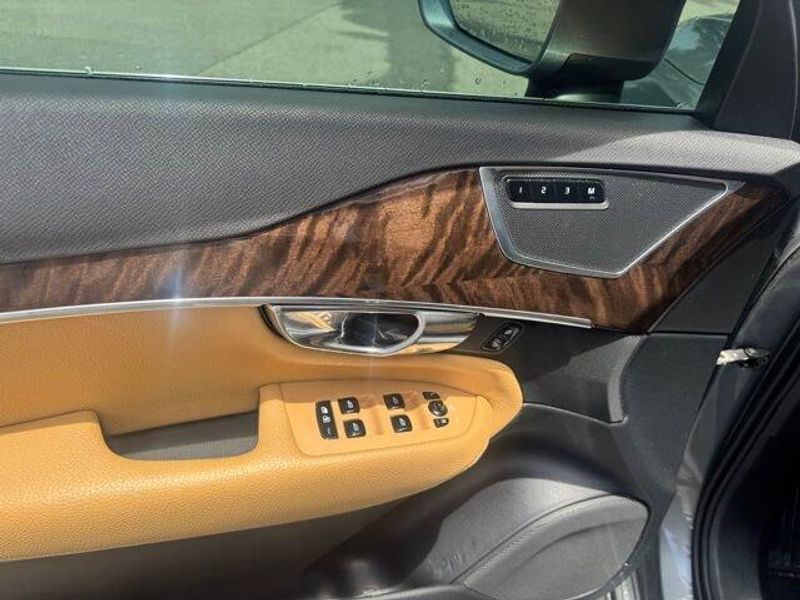 2016 Volvo XC90 T6 Momentum