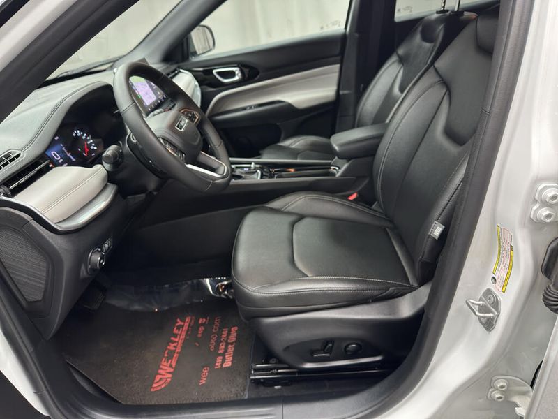 Used 2025 Jeep Compass LimitedImage 9