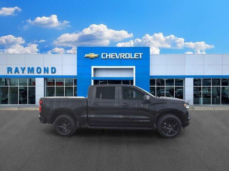 Used 2025 Chevrolet Silverado 1500 High CountryImage 2