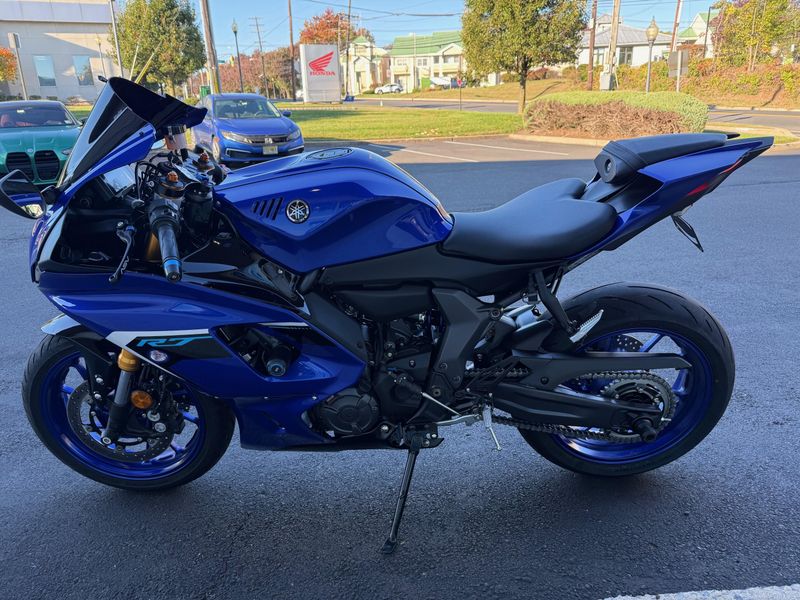 2025 Yamaha R 7 Image 2