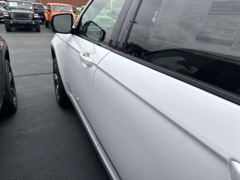 New 2025 Jeep Grand Cherokee L Limited 4x4Image 11