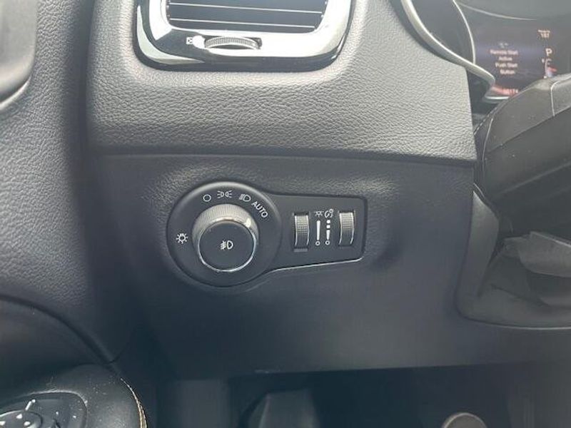 Used 2018 Jeep Compass Image 3