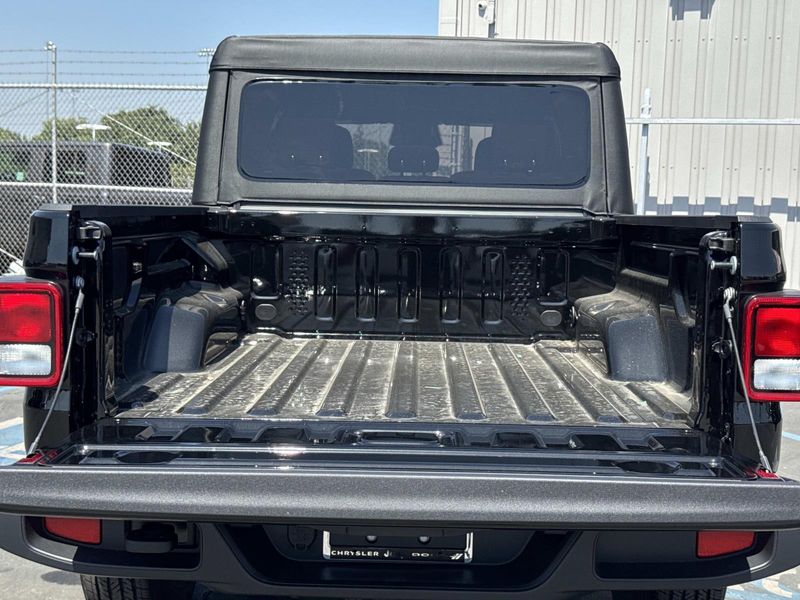 New 2026 Jeep Gladiator Sport S 4x4