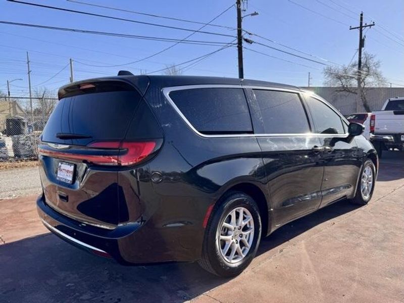 Used 2023 Chrysler Pacifica Touring LImage 5