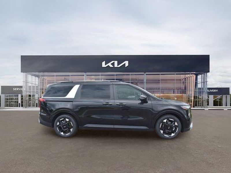 New 2026 Kia Carnival EXImage 2