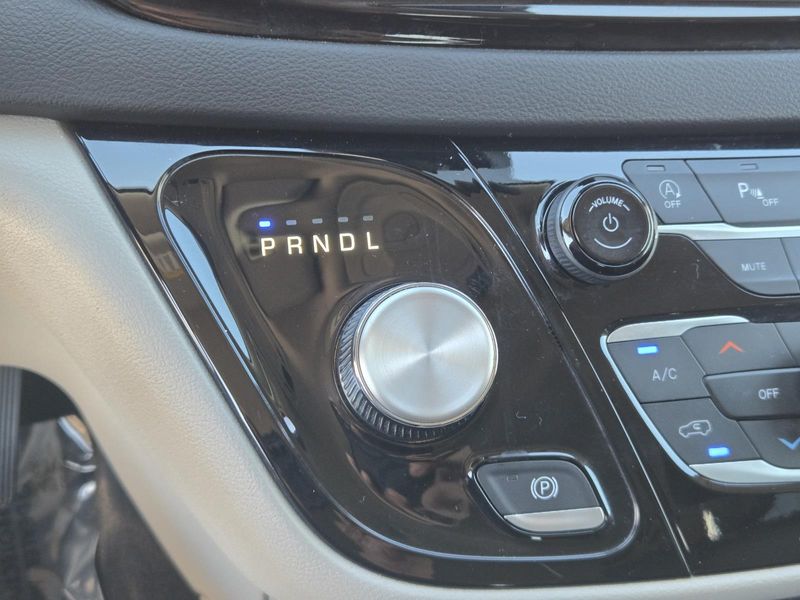 Used 2023 Chrysler Pacifica Touring L FWD