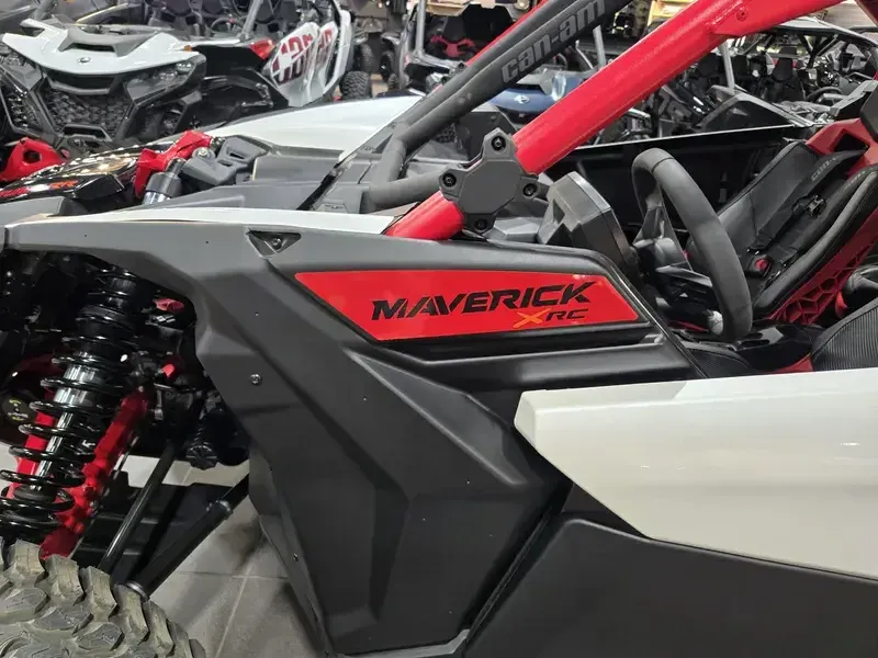 2025 Can-Am MAVERICK X3 MAX X RC TURBO RR HYBRID WHITE AND LEGION REDImage 20