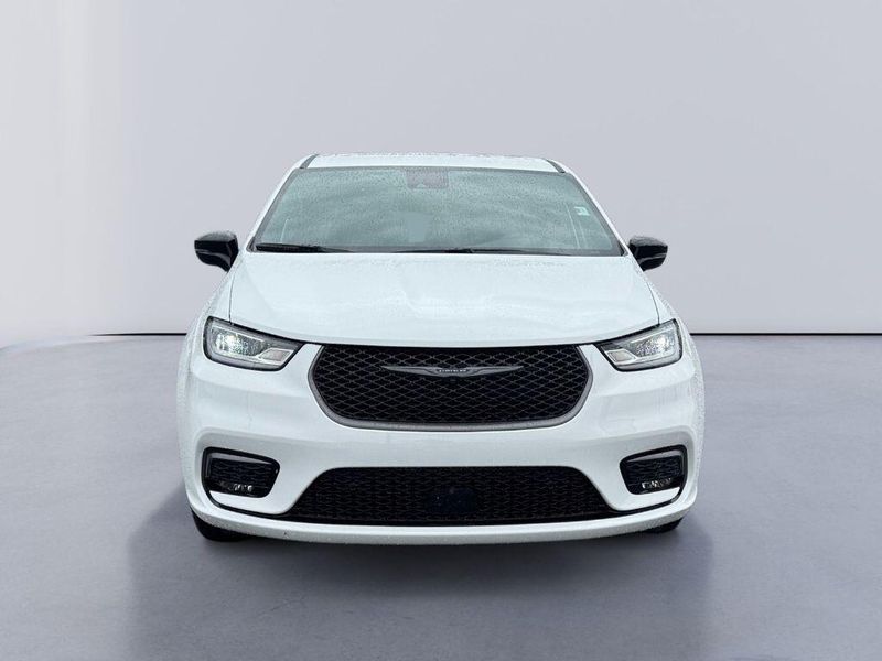 2026 Chrysler Pacifica photo 2