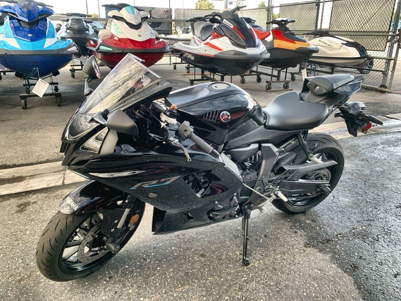 Used 2022 Yamaha YZF-R7 CA Image 11