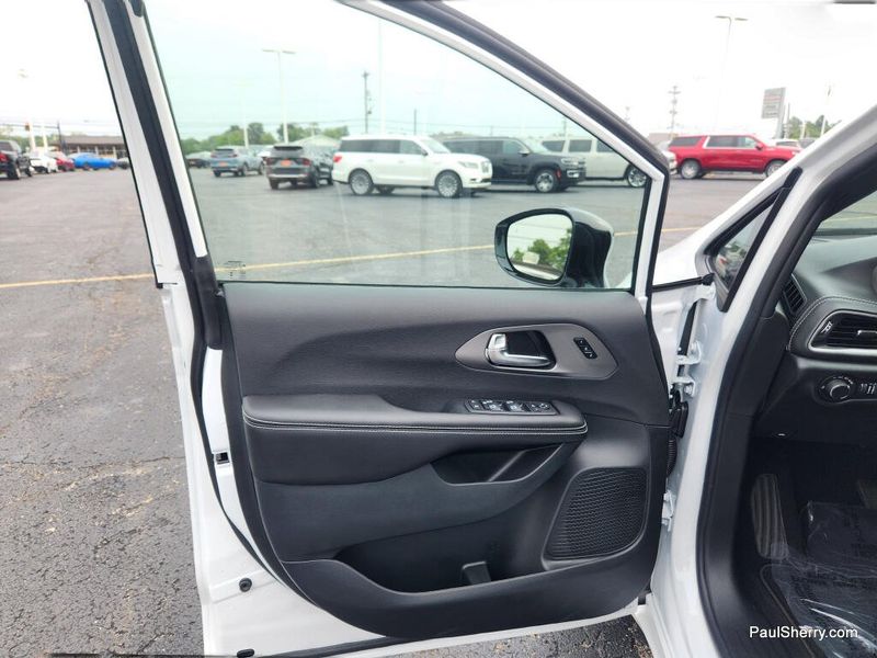 New 2027 Chrysler Pacifica Limited