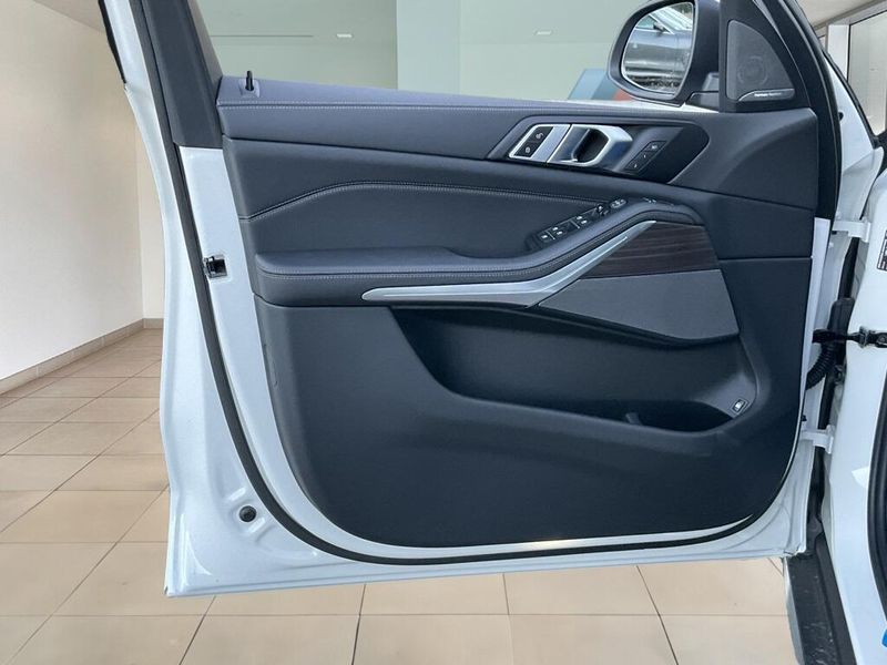 2025 BMW X5 xDrive50eImage 18