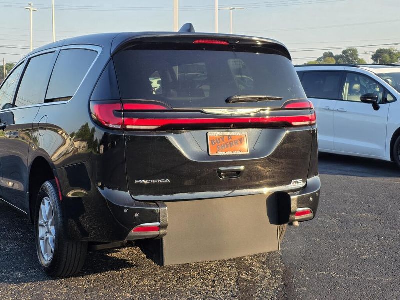 Used 2025 Chrysler Pacifica Select