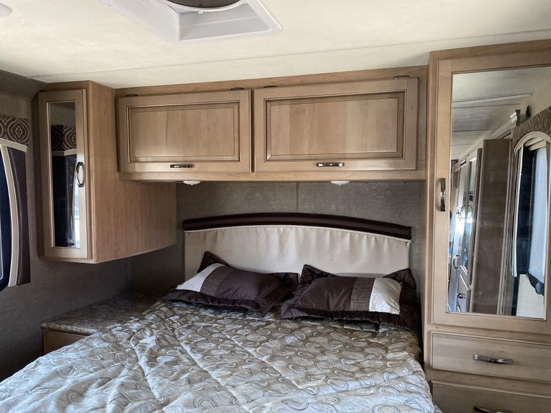 Used 2017 THOR CHATEAU 31Y Image 25