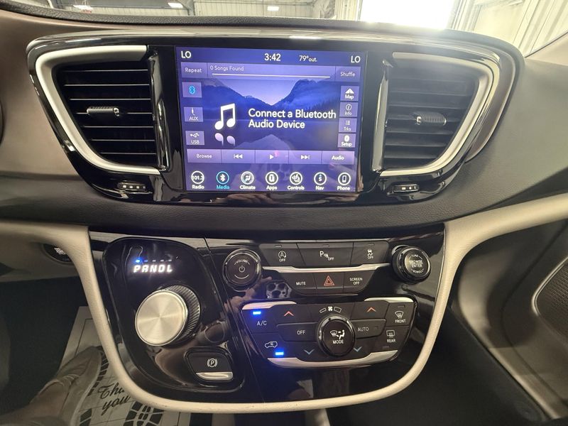 Used 2018 Chrysler Pacifica Touring LImage 26