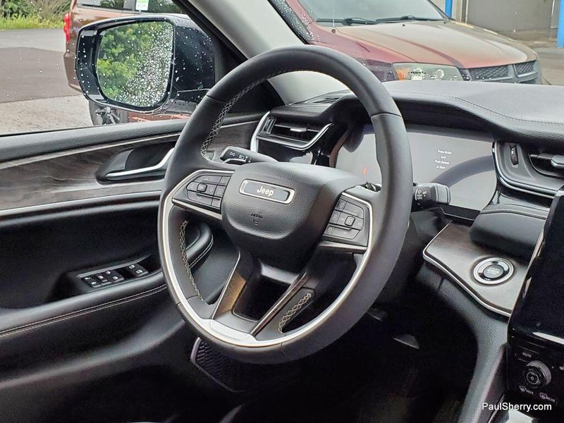 2023 Jeep Grand Cherokee Limited BlackImage 18