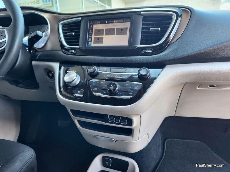 2022 Chrysler Voyager LXImage 43