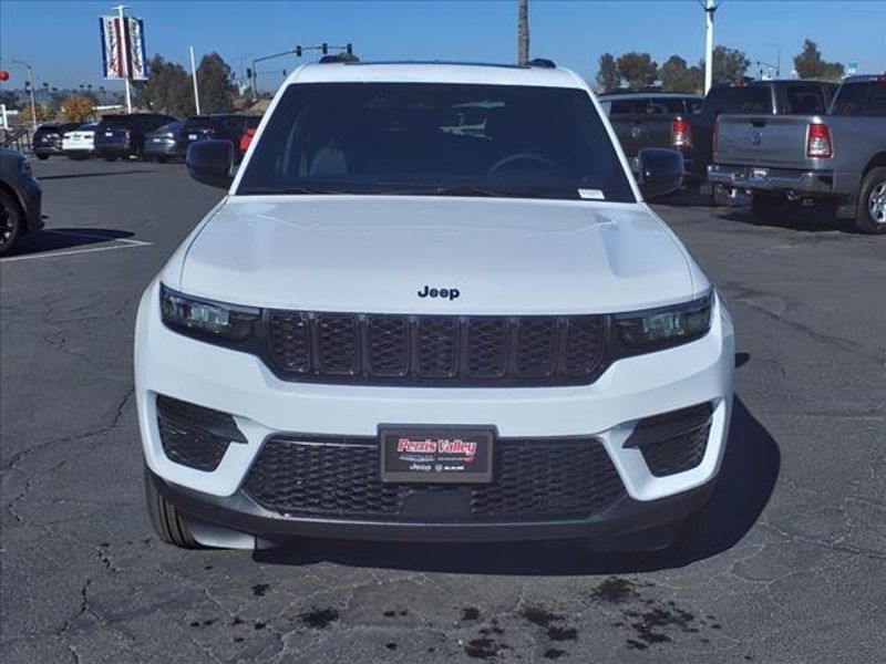 2025 Jeep Grand Cherokee Altitude XImage 2