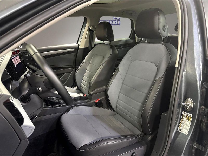 Used 2025 Volkswagen Jetta SE w/SunroofImage 25