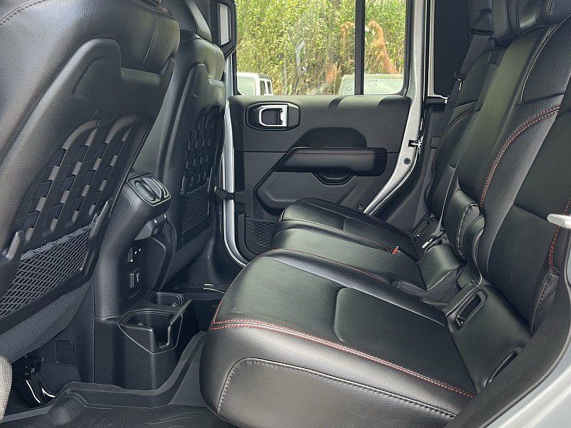 2023 Jeep Gladiator Rubicon 4x4 in a Silver Zynith Clear Coat exterior color. Kona Auto Center 1-888-985-0772 konaautocenter.com 